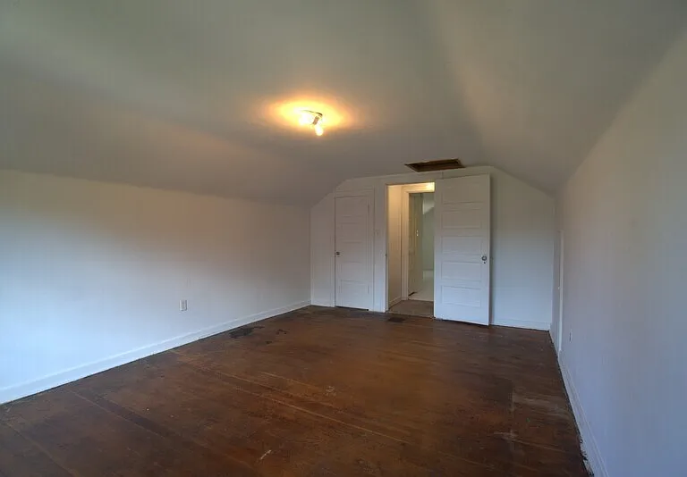 2406 E Columbia St — Photo 3