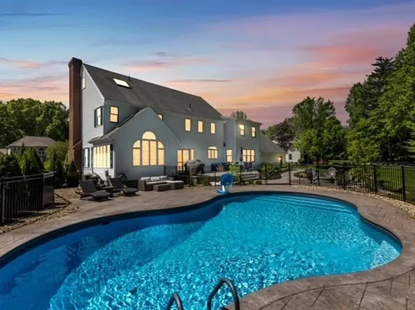 17 Wellington Dr, East Longmeadow, MA 01028