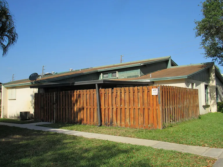 1065 Manor Dr — Photo 1