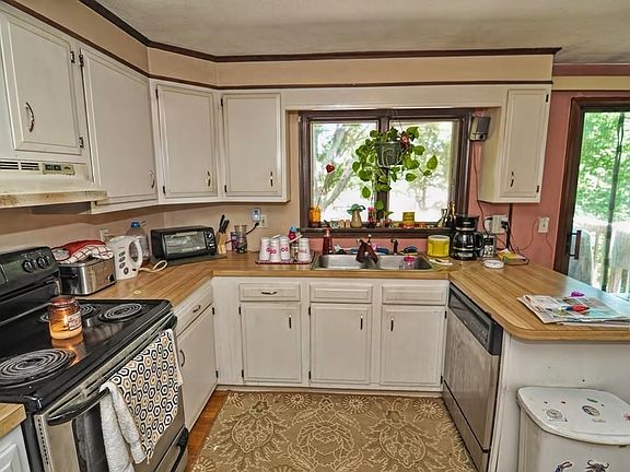 3rd image of 52 Fair Oaks Ave