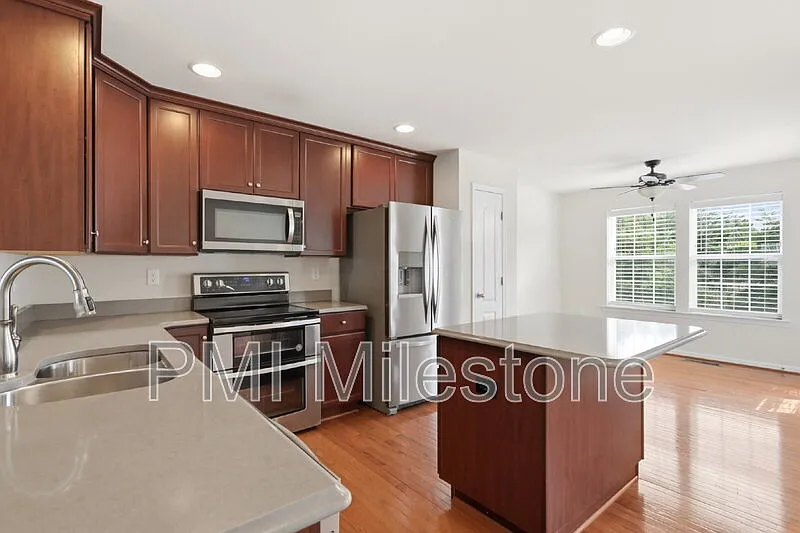 3 bed, 2.5 bath, 1990 sqft, $1,980 — Photo 4