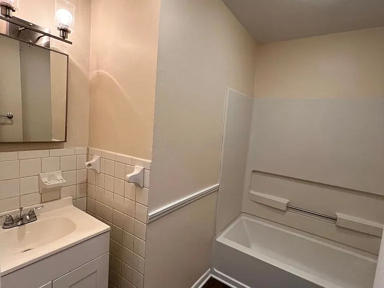 944 Lark Dr — Photo 6