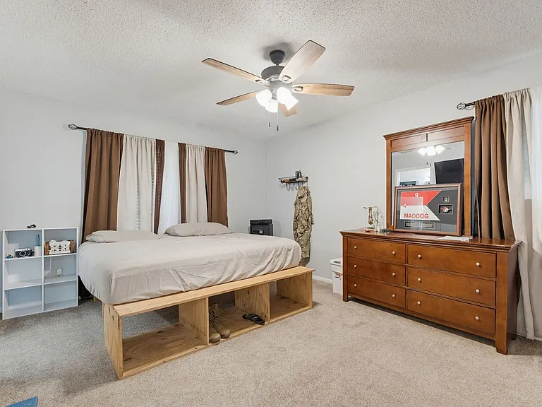 902 Lynn Ln — Photo 8