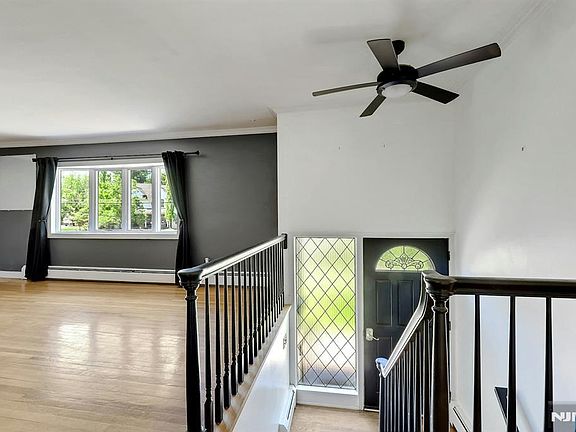 3rd image of 20 Blue Hill Rd