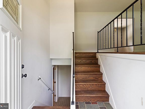 3rd image of 6839 Autumn View Dr