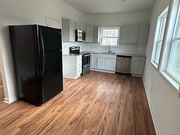 5th image of 614 Maple Rd