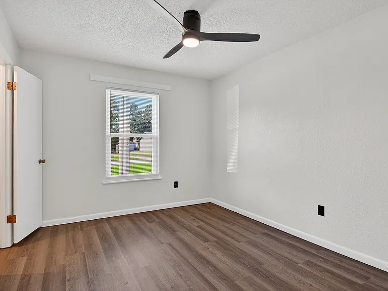 109 E Gladiola St — Photo 21