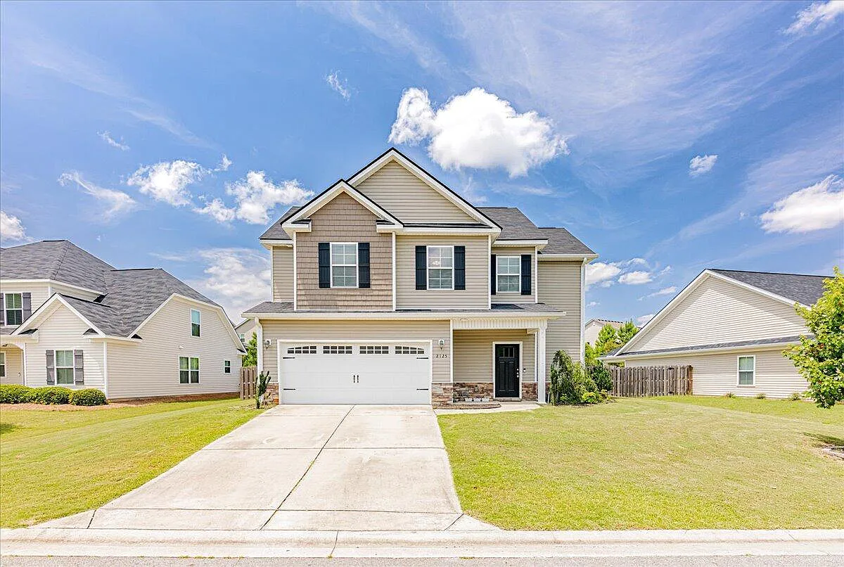 4 bed, 2.5 bath, 1838 sqft, $1,900 — Photo 1