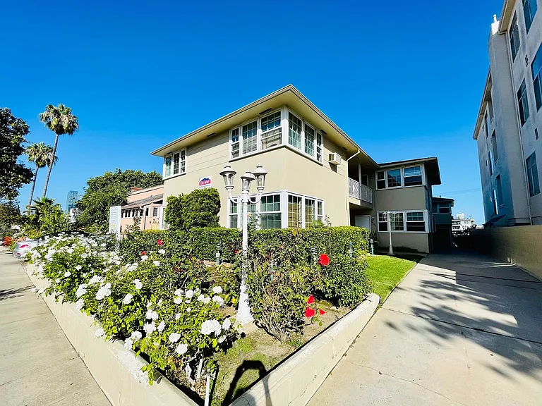 Eastborne Apartments — Photo 9