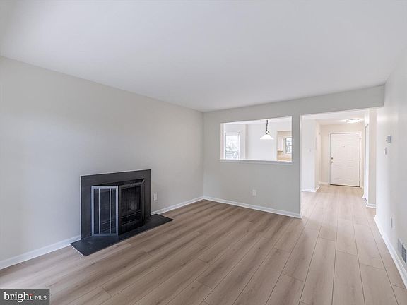 3rd image of 910 Railway Sq #43