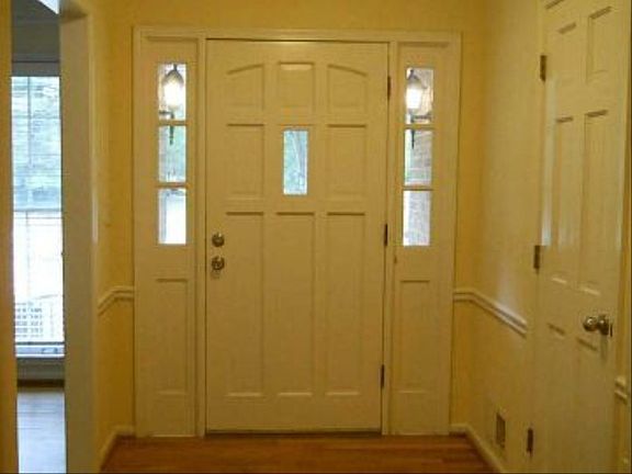 http://www.propertyboss.net/CustomerImages/REMAXATL_73579/media/Properties/2468%20Riverglenn%20Circle/zsmall_Foyer.jpg