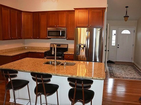 3rd image of 215 Hawthorn Ln