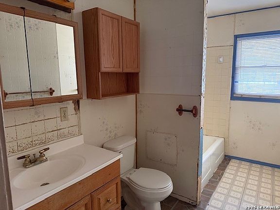 2nd image of 1013 E Huntington St