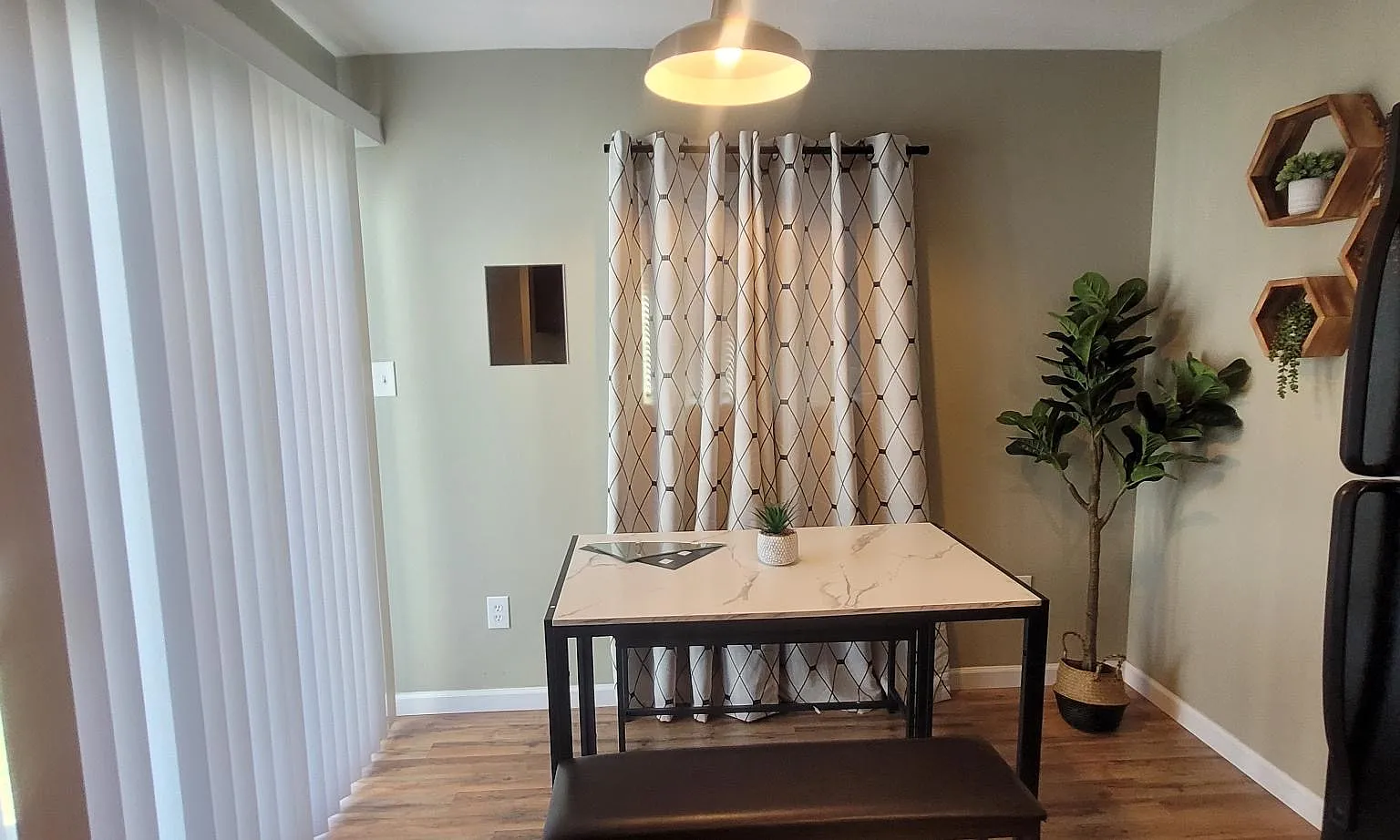 3 bed, 908 sqft, $1,800 — Photo 3