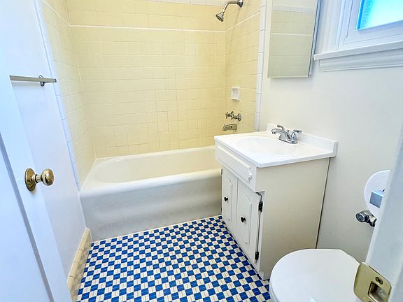 4th image of 1324 N New Hampshire Ave #2