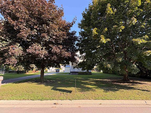 4th image of 221 Bridge St