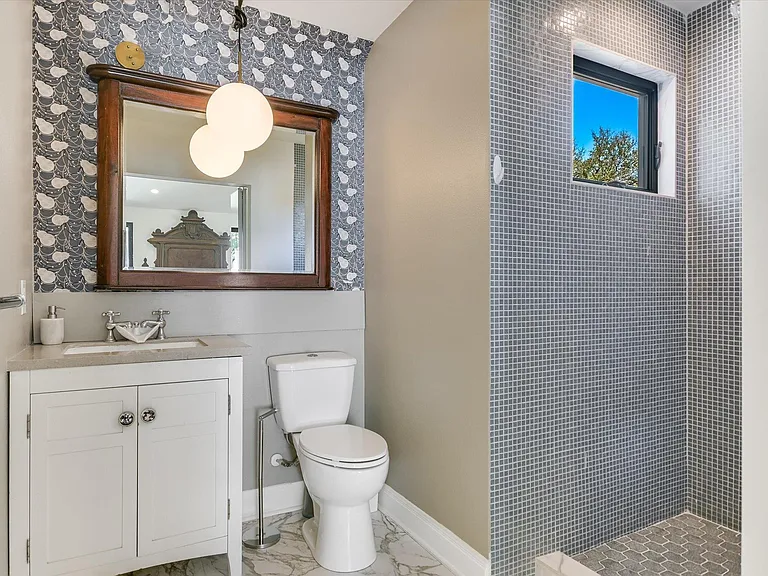 1300 Navasota St — Photo 13