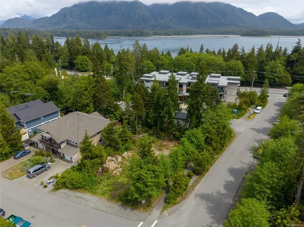 948 Hardy Pl, Tofino, BC V0R 2Z0