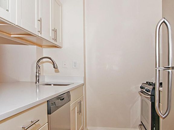 5th image of 1 Irving Pl APT V20c