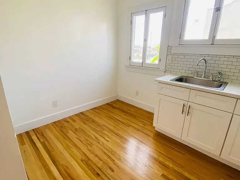 1672 S Harvard Blvd — Photo 17
