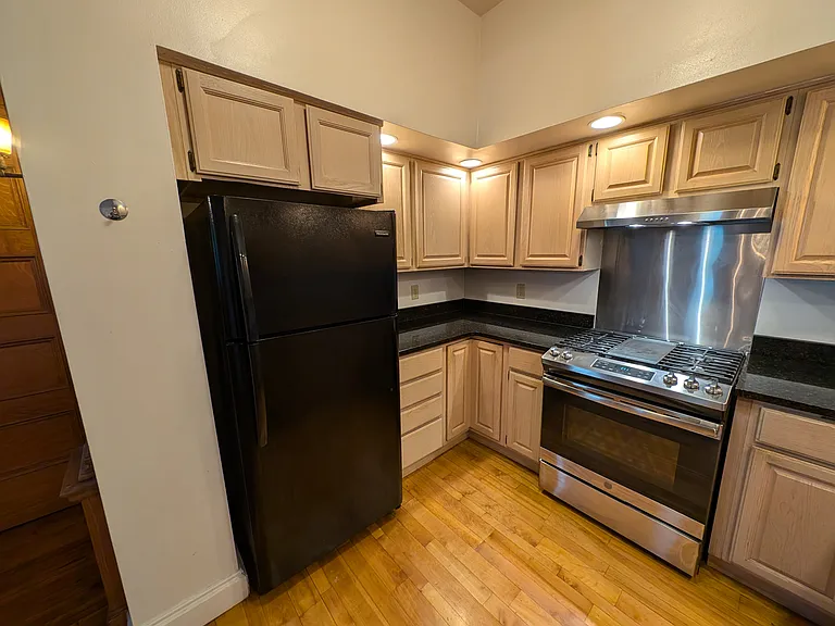 541 University Ave #1 — Photo 6