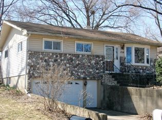 1715 W Oakleaf Dr, McHenry, IL 60051