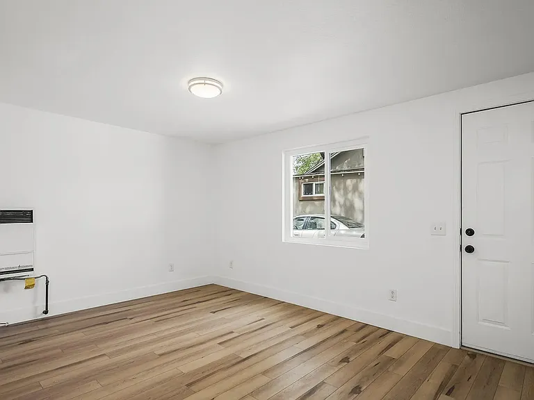 1037 1/2 Litch Ct — Photo 6