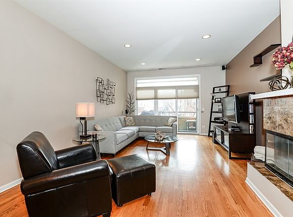 3rd image of 2040 W Belmont Ave APT 202