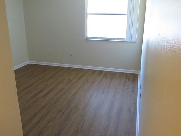4th image of 130 Jasmine Woods Ct APT 8D