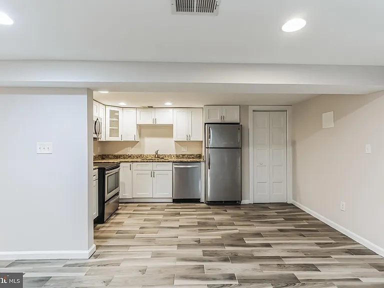 1213 Staples St NE #B — Photo 6