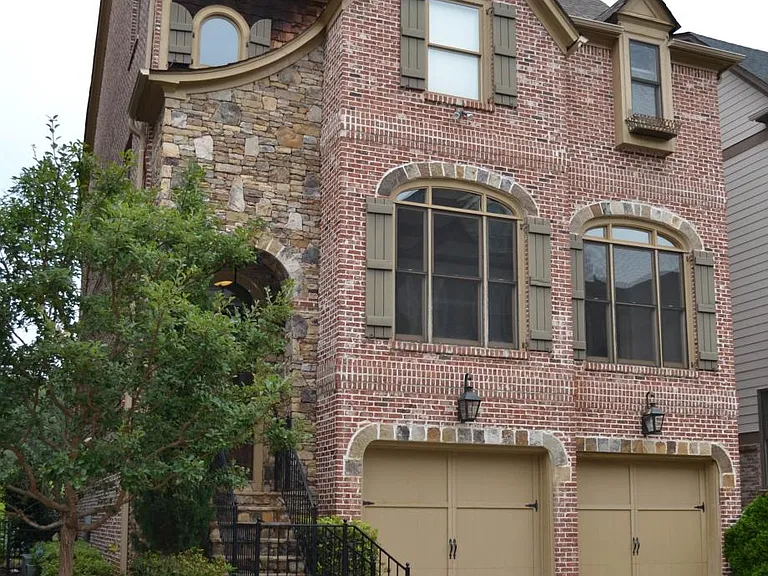 Amazing house w 2 car garage