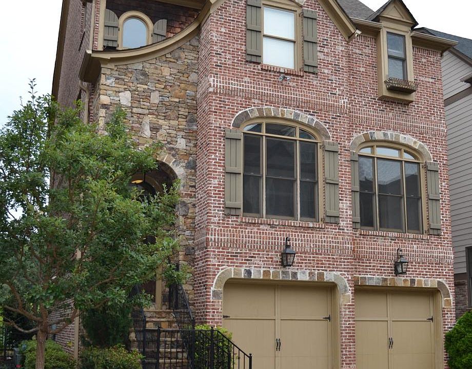 Amazing house w 2 car garage