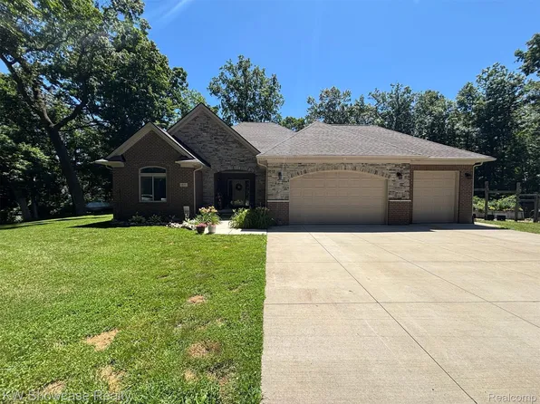 1831 Hill Rd, White Lake, MI 48383
