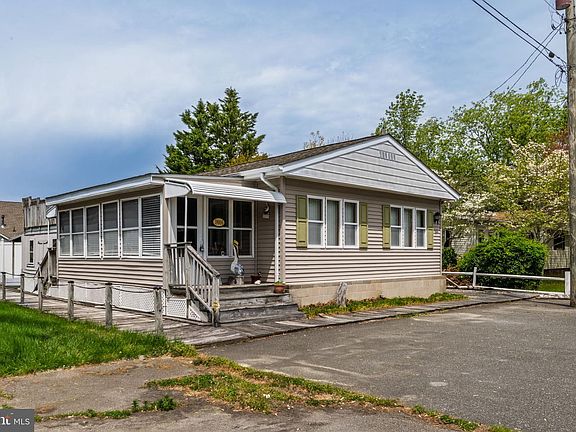 4th image of 18006 Howard Dr
