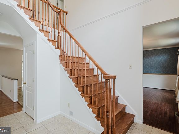 3rd image of 804 Sidehill Dr