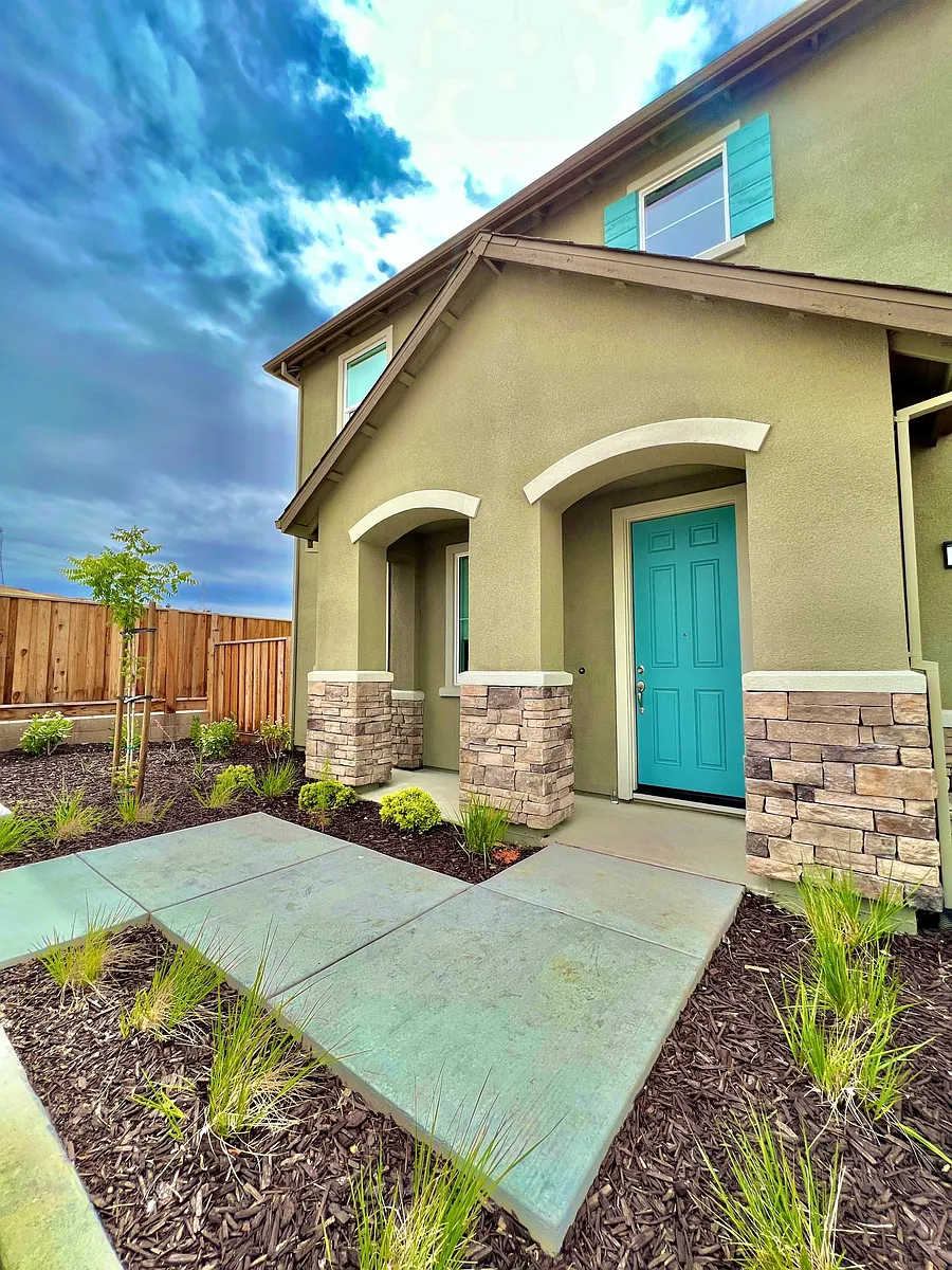 Building Photo - Whisper Ln