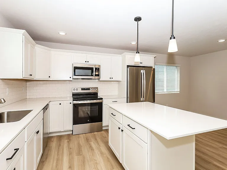 356 N Sherman St — Photo 3