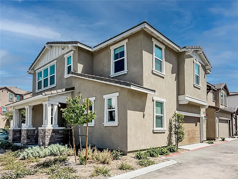 40247 Birchfield Dr — Photo 2