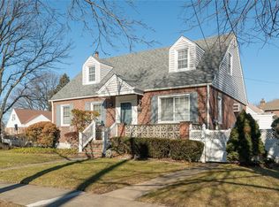 109 Strattford Rd, New Hyde Park, NY 11040