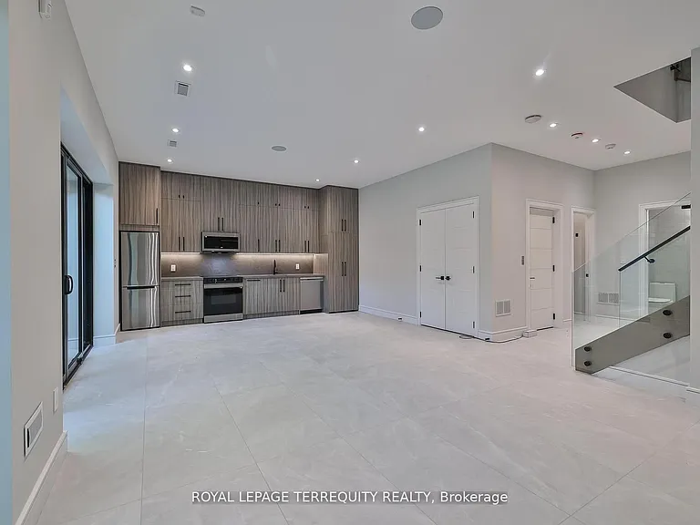 741 Woburn Ave — Photo 40
