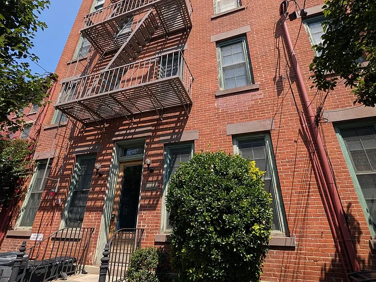 208 6th St #2R — Photo 17