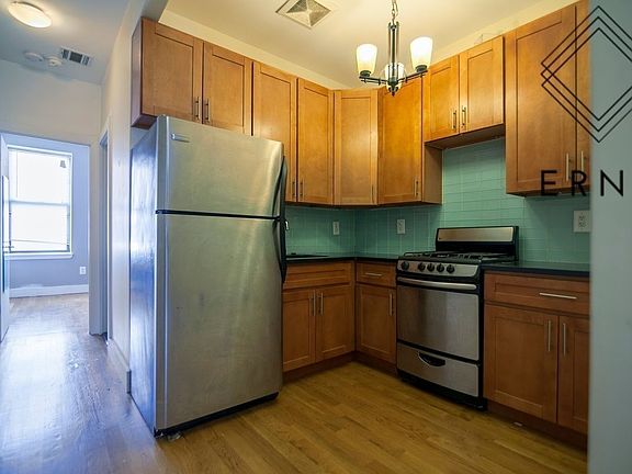 3rd image of 921 Broadway APT 2L