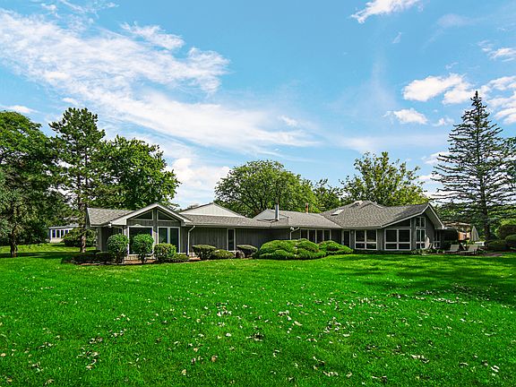 2nd image of 68 Graymoor Ln