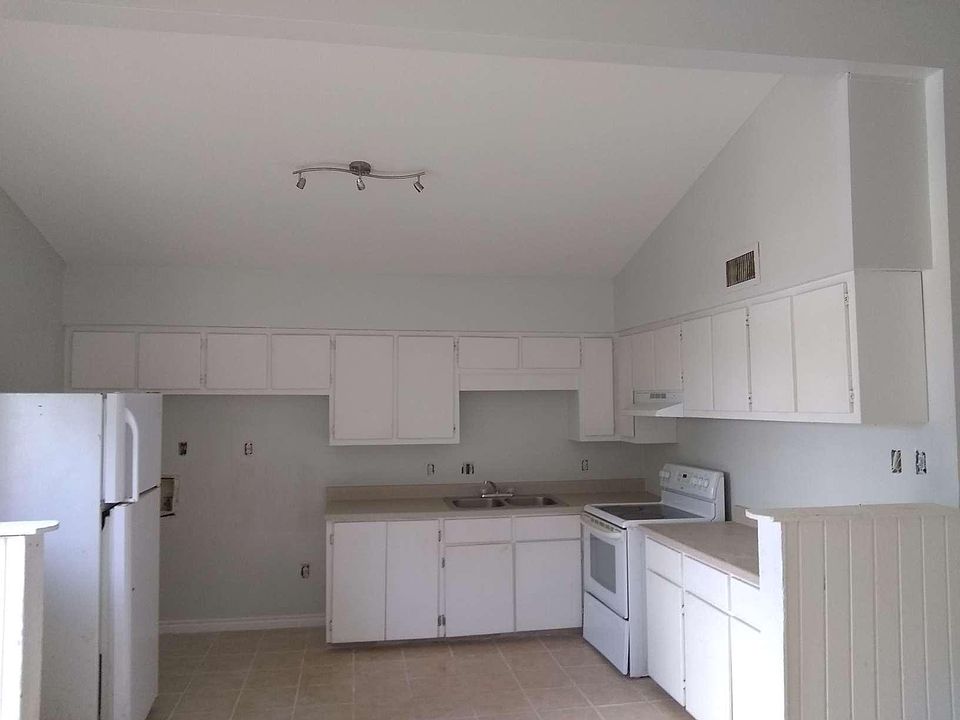 1st image of 2415 Vine Ave #D