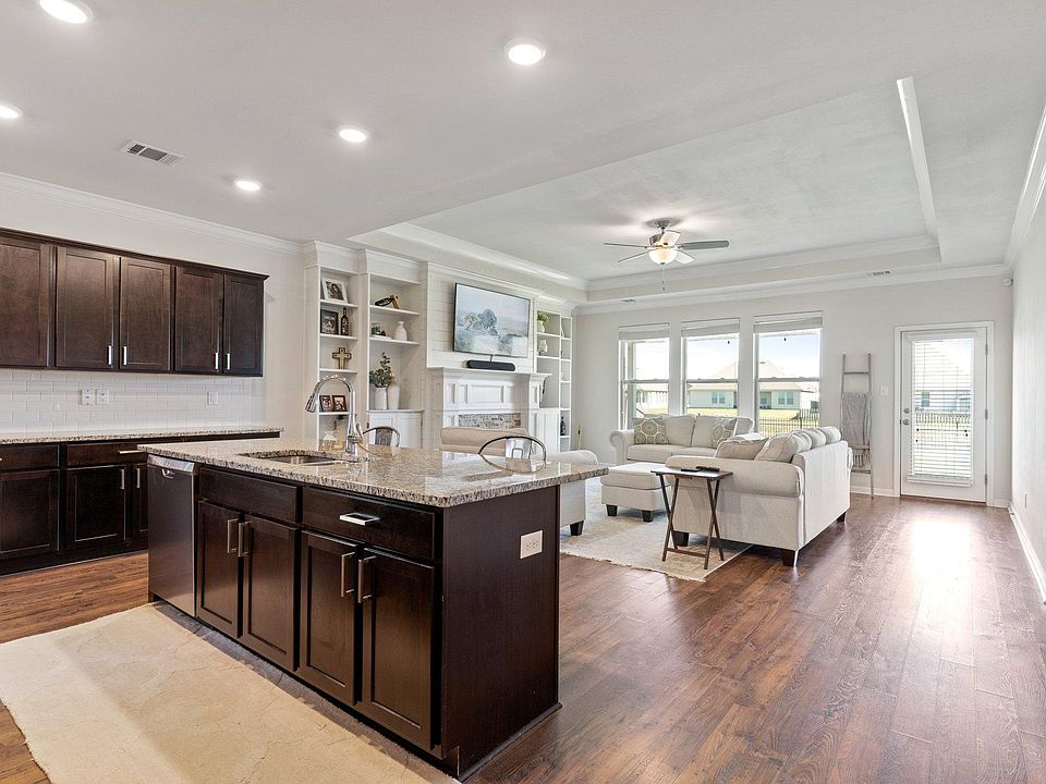 1st image of 388 Lakeshore Vlg E