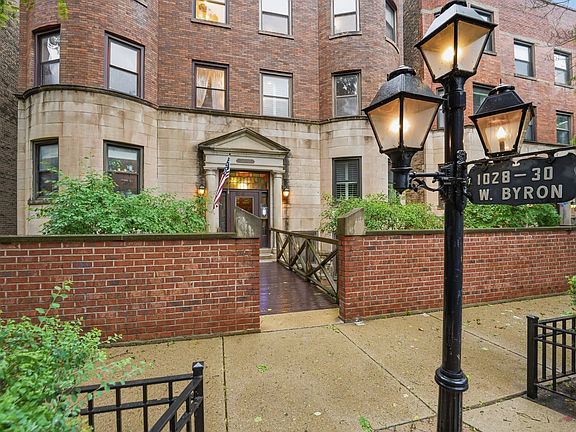2nd image of 1030 W Byron St APT 3w