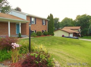 82 Rolling Meadows Dr, Godfrey, IL 62035