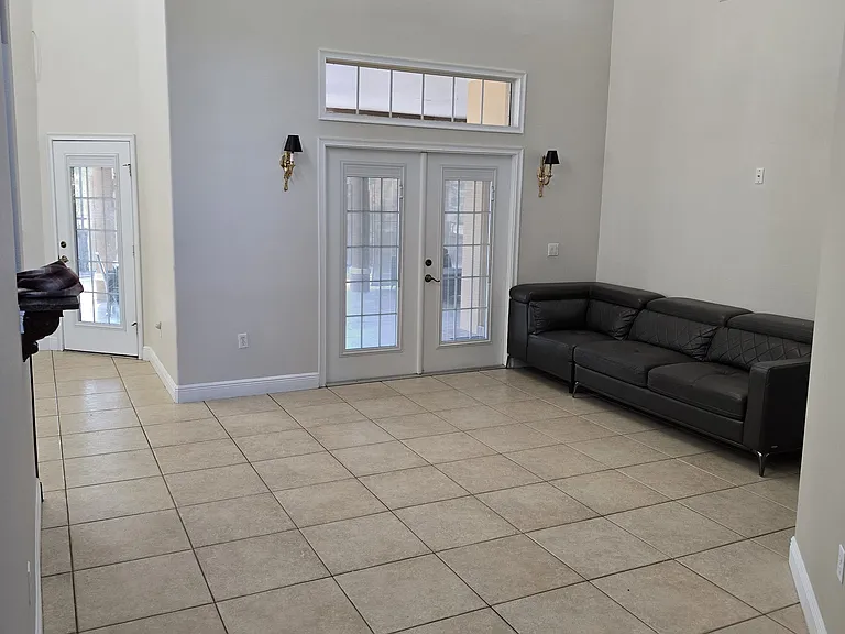 502 W Lester Rd — Photo 5