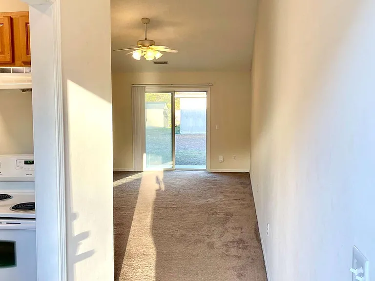 409 Lawnwood Ct — Photo 2