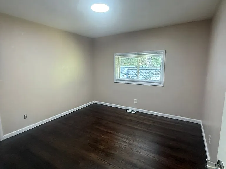 107 Eureka Rd — Photo 10
